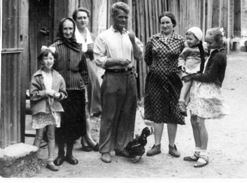 Смородинова Евдокия Матвеевна с родными у ворот дома на улице Кузнецкой (60-е гг.)
