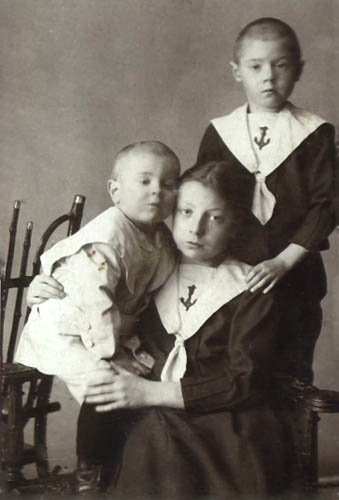 Дети супругов Лапшиных: София, Леонид, Вячеслав (1913 г.)