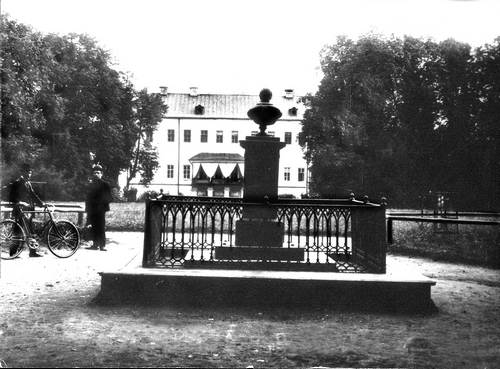 Дворовый (северный) фасад дома. На переднем плане – бюст И.Р. Баташева. Фото 1910-х гг. (Фонды музея ВМЗ)