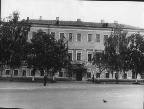  Главный (южный) фасад дома. Фото О.К. Савельевой и О.Б. Шишковой, 1980-е гг. (Архив НИП «Этнос»)