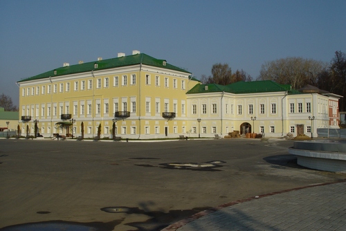 Вид на главный усадебный дом с юго-востока после реставрации фасадов. Фото И.С. Агафоновой. Октябрь 2008 г.