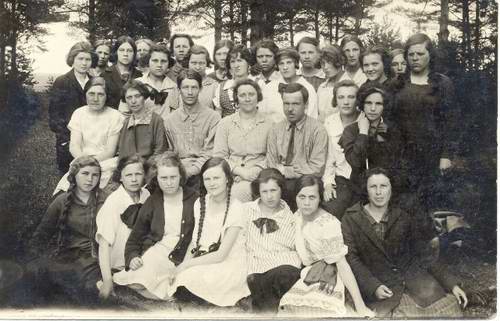 Лидия го школьного Николаевна (средний ряд, слева) среди выпускников и преподавателей женского отделения городка, г. Вятка. 22.05.1928