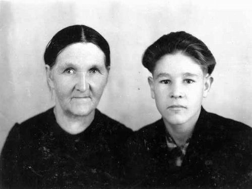 Вдова Павла Александровича Травницкого Анна Степановна с младшим сыном Виктором. Фото 1951 г.