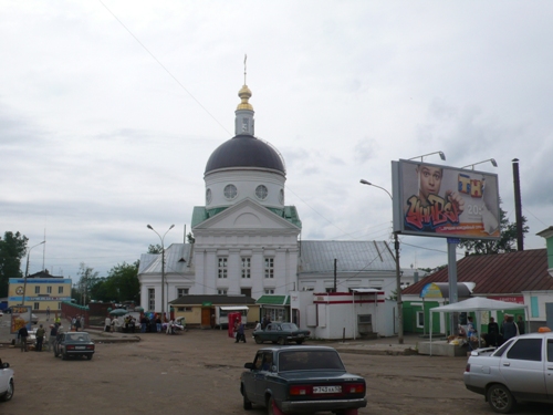 Вид на Владимирскую церковь с севера (со стороны автостанции)