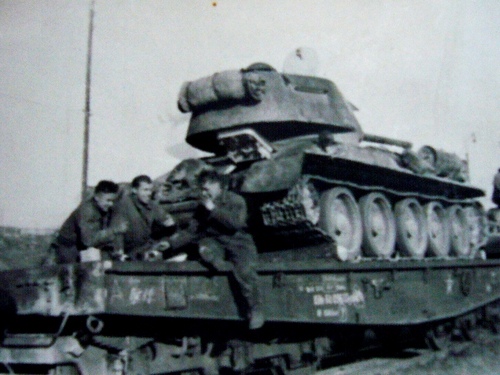 Лепендин А.П. с экипажем. 1944 г. на марше из Городенки в Дубно