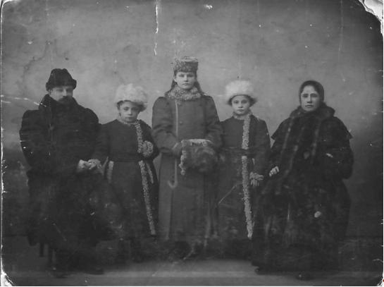 Семья Скворцовых (в центре – Екатерина Федотовна, мама Ксении Николаевны Батуриной)