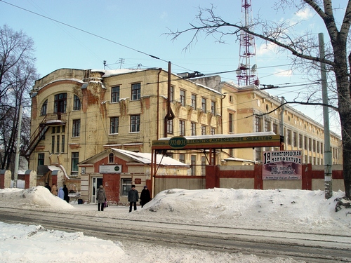 Общий вид на здание бывшего общежития Мариинской женской гимназии с производственным корпусом швейной фабрики 1930-х годов (ул. Кулибина, 3).