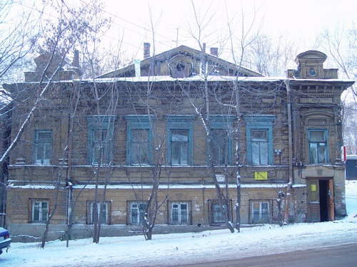 Главный фасад дома № 37 по улице Нестерова, 2004 г.