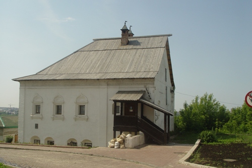 Северо-восточный корпус Благовещенского монастыря после реставрации. Фото И.С. Агафоновой. Июнь 2009 года.