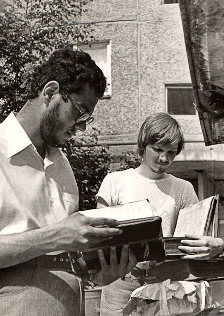 Просмотр книг, привезенных из полевой археографической экспедиции (1981 г.). Слева Б.М. Пудалов, справа – А.Г. Браницкий, тогда студент, а ныне д.и.н. и профессор ННГУ им Н.И. Лобачевского