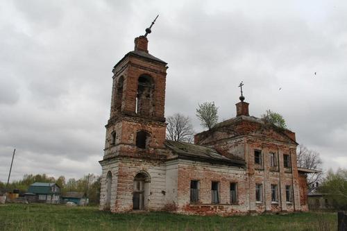 Вид на Покровский храм в селе Папулово с юго-запада. Фото В.В. Коваля, май 2017 года