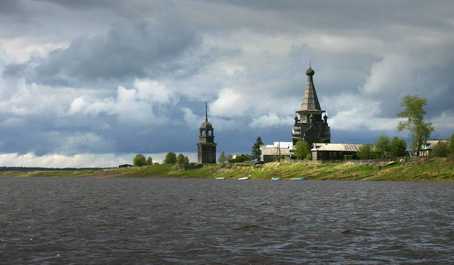 1. Вознесенская церковь 1654 г. и колокольня 1700 г. в селе Пияла. Фото А.В. Афанасьева