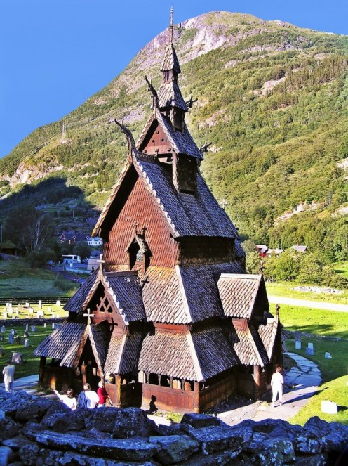 Норвегия. Боргунд. Две церкви с каскадным покрытием