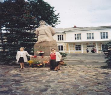      У памятника Б. Корнилову в Семенове. Справа –  В.М. Добрянская   