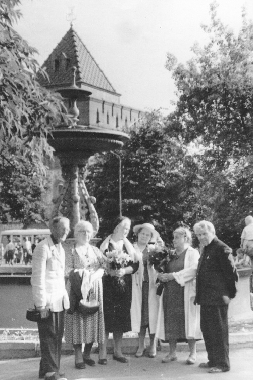 На снимке слева направо: М.Е.Полицын, З.И.Скворцова, Н.А.Плотникова, О.М.Лебедева, А.Г.Степанова, М.П.Колмаков.