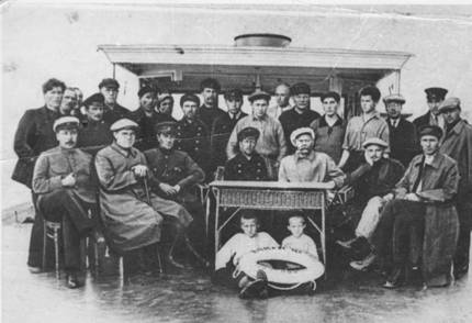 Приезд А.М.Горького в августе 1928 г.                На пароходе «Клара Цеткин». Первый ряд: третий слева М.Е.Полицын, за столом М.Горький, второй справа А.Жданов.