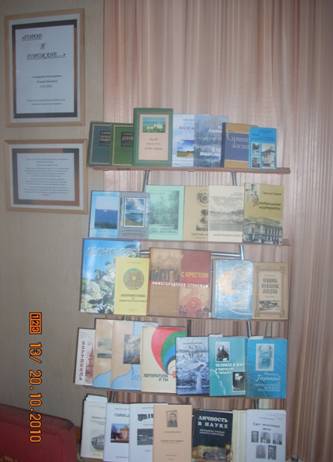 На фото: стенд с книгами членов ОСН