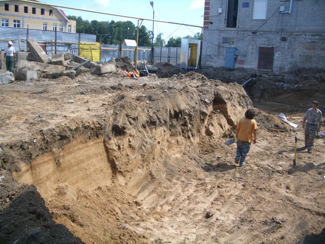 Второй этап откопки котлована. Состав грунтов на нижнем (восточном) участке площадки. Вид с запада