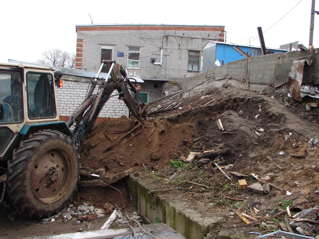 Первый этап откопки котлована. Состав слоя мусора в центре верхнего (западного) участка площадки. Вид с северо-запада