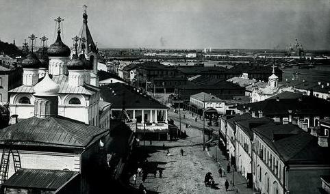 Поздняя Никольская церковь (справа) и церковь Иоанна Предтечи (слева) на фото М.П. Дмитриева (конец 1890-х)
