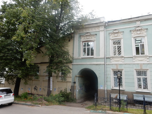 Бывший комплекс школы и богадельни для слепых. Боковой ризалит левого корпуса с въездной аркой