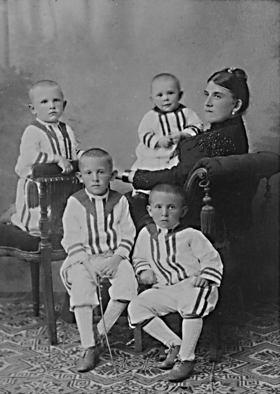 Анна Черникова с четырьмя старшими детьми. Курск 1883 г.