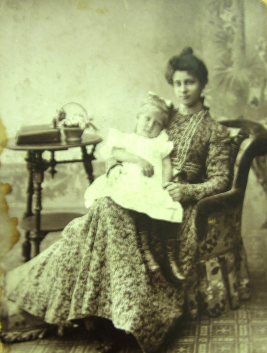 4.	Е.Н. Мельникова с дочерью Варей. 1902 г. Нижний Новгород. Во время приезда на ярмарку