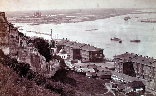 Вид на церковь Живоносного Источника и Красные казармы от кремлевской стены. Фото 1870-х гг.