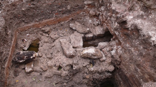 Водовод, обнаруженный археологами. Фото А.И. Давыдова. Сентябрь 2010 г.