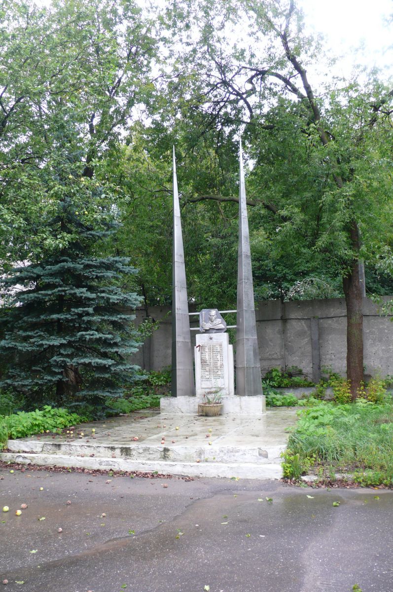 Нижний Новгород. Проспект Гагарина, 34. Территория бывшей Горьковской макаронной фабрики. Памятный знак работникам фабрики, погибшим в войне. Фото А.Ю. Абросимовой. Август 2008 г.
