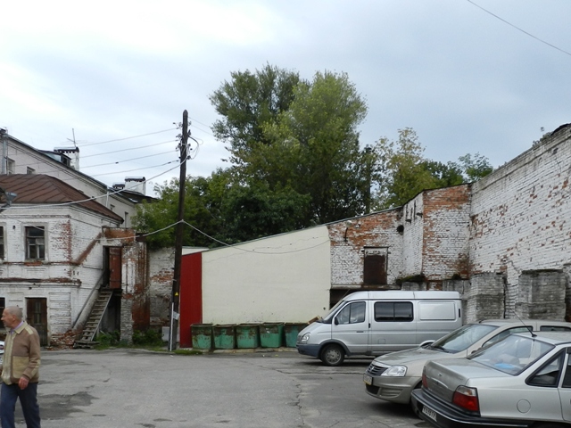 Трансформаторная подстанция и кирпичные хозяйственные постройки в северо-восточном углу внутридворовой территории обследуемой площадки. Вид с юга