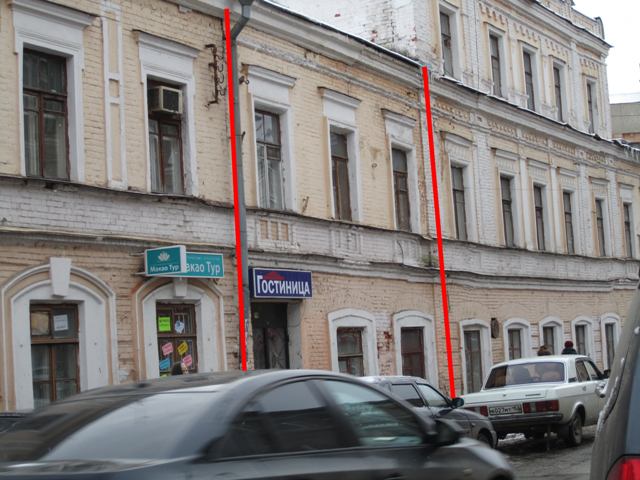 Фрагмент фасада каменного дома по ул. Алексеевской (постройка С.С. Бубнова в 60-е гг. XIX в.). «Встройка» между домами А. Халезова. Современный вид с северо-запада