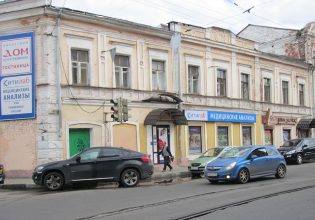 Фрагмент фасада каменного дома по ул. Осыпной (совр. Пискунова) (постройка С.С. Бубнова в 60-е гг. XIX в.). Вновь выстроенная часть. Современный вид с северо-запада
