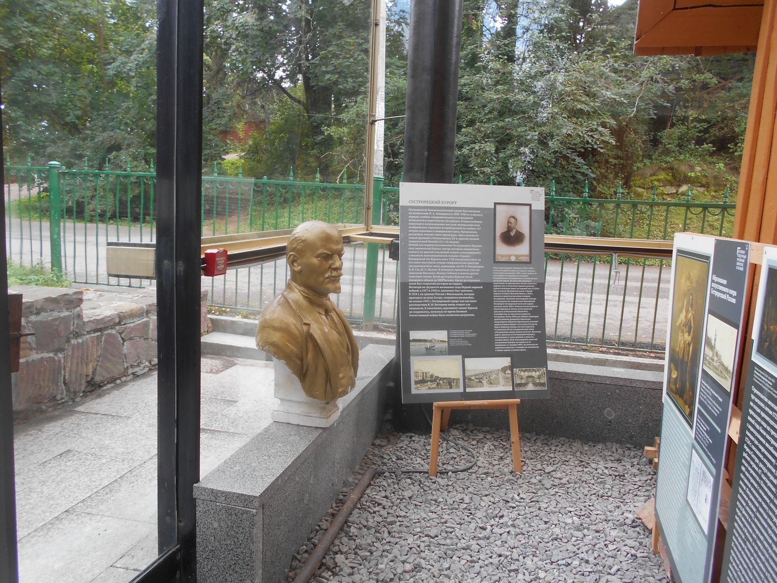 Скульптурные портреты, среди которых помимо В.И. Ленина бюст Н.А. Емельянова