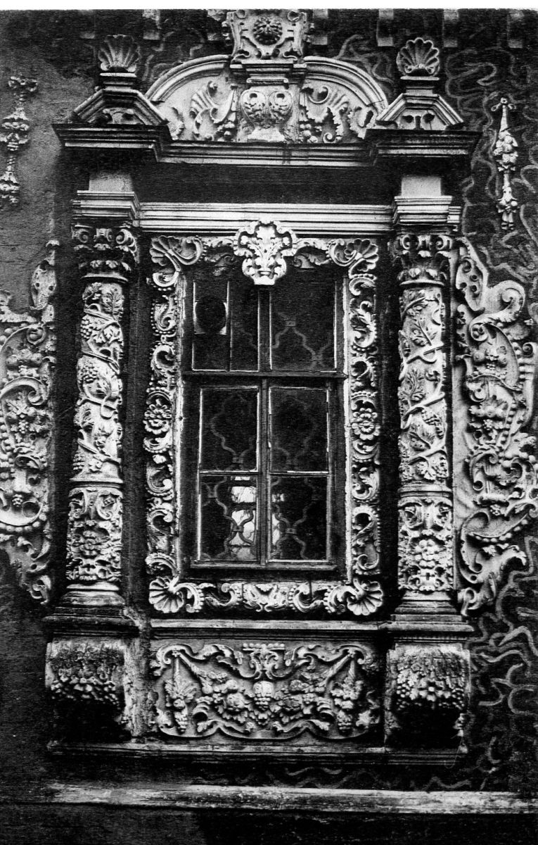 Окно Рождественской Строгановской церкви. Фотооткрытка М.П. Дмитриева, 1913 год