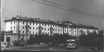 Здание общежития политехнического института на пл. Лядова (1952 г., арх. Д.П.Сильванов)