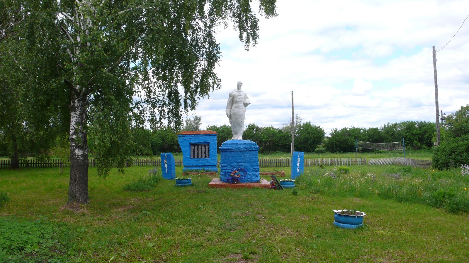 Нижегородская область, Вадский район, село Стрелка. Памятник жителям села, погибшим в великой Отечественной войне. Фото А.И. Давыдова. Июнь 2012 г.
