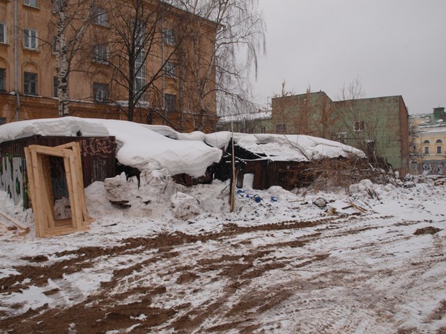 Деревянные сараи на северной части участка. Вид с севера