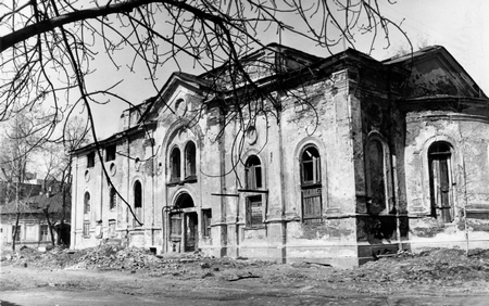 Церковь Трех Святителей до начала реставрации. Фото О.Г. Эллинского. Апрель 1989 года