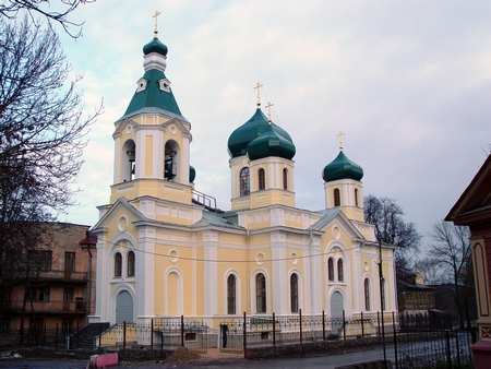 Общий вид церкви Трех Святителей после реставрации. Фото И. С. Агафоновой. Ноябрь 2004 года