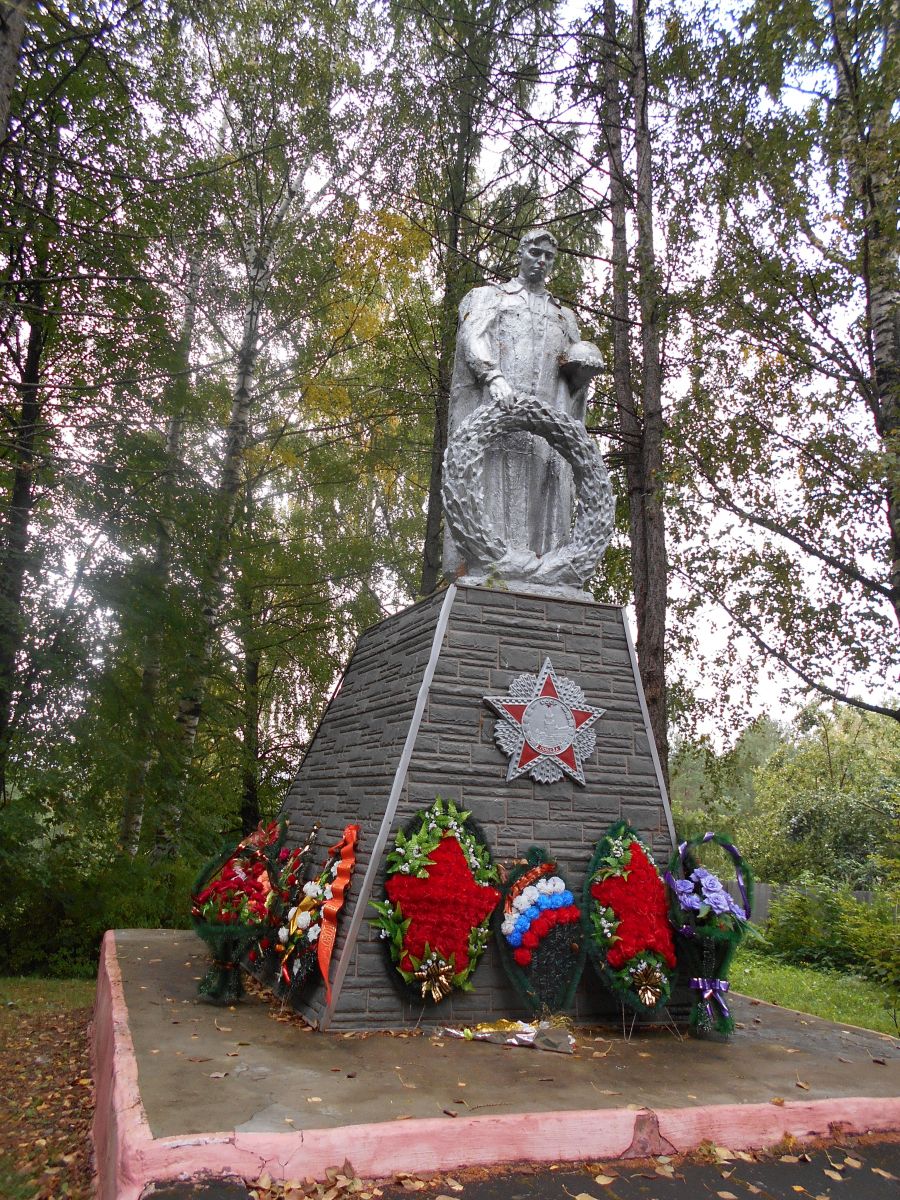 Нижегородская область, р.п. Варнавино, Красная гора. Мемориал, посвященный варнавинцам, погибшим в годы Великой Отечественной войны, и аллея Героев