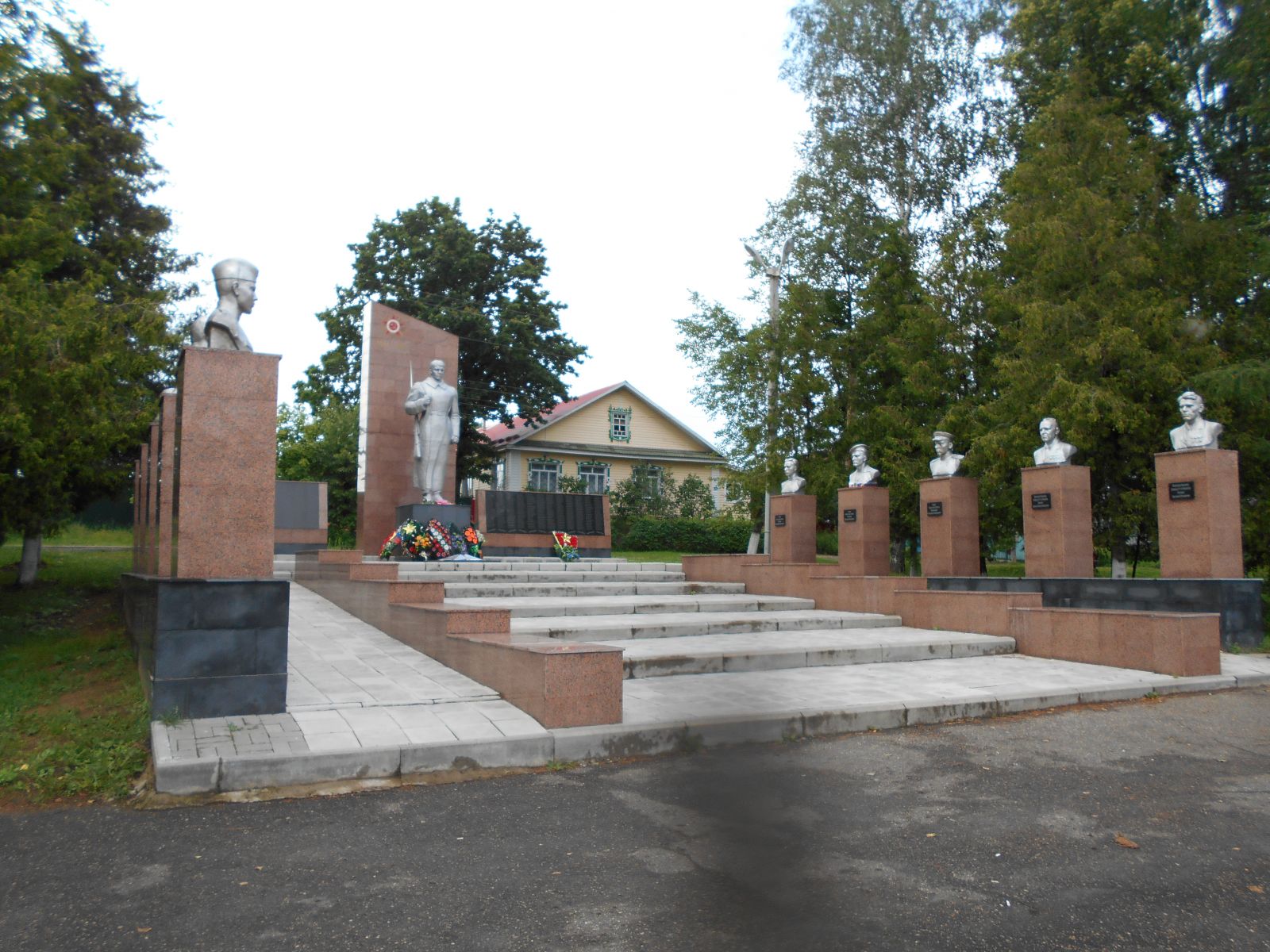 Нижегородская область, г. Ветлуга, набережная реки Ветлуги. Мемориал, посвященный ветлужанам, погибшим в годы Великой Отечественной войны, и Героям Советского Союза и полным кавалерам ордена Славы