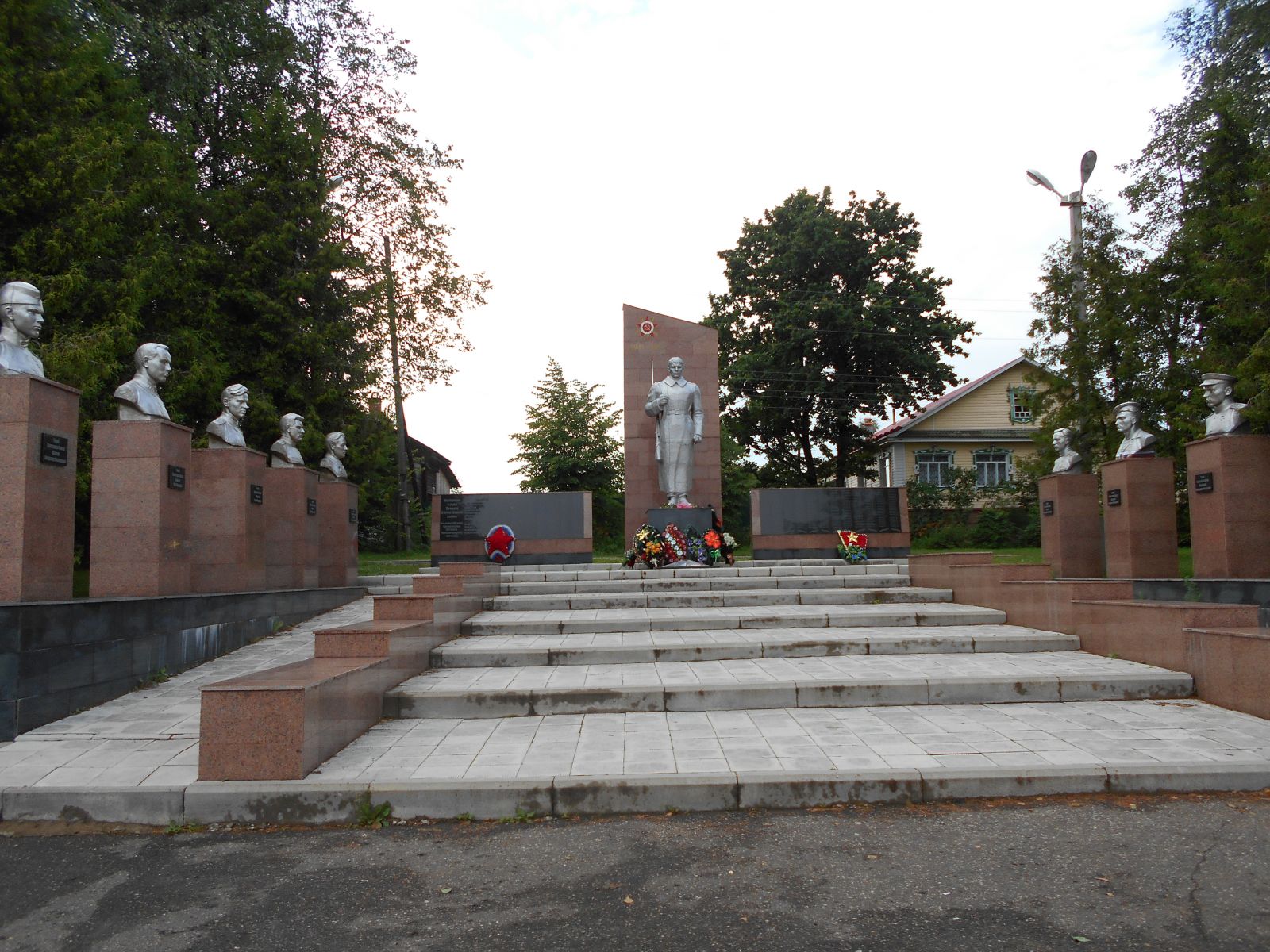 Нижегородская область, г. Ветлуга, набережная реки Ветлуги. Мемориал, посвященный ветлужанам, погибшим в годы Великой Отечественной войны, и Героям Советского Союза и полным кавалерам ордена Славы