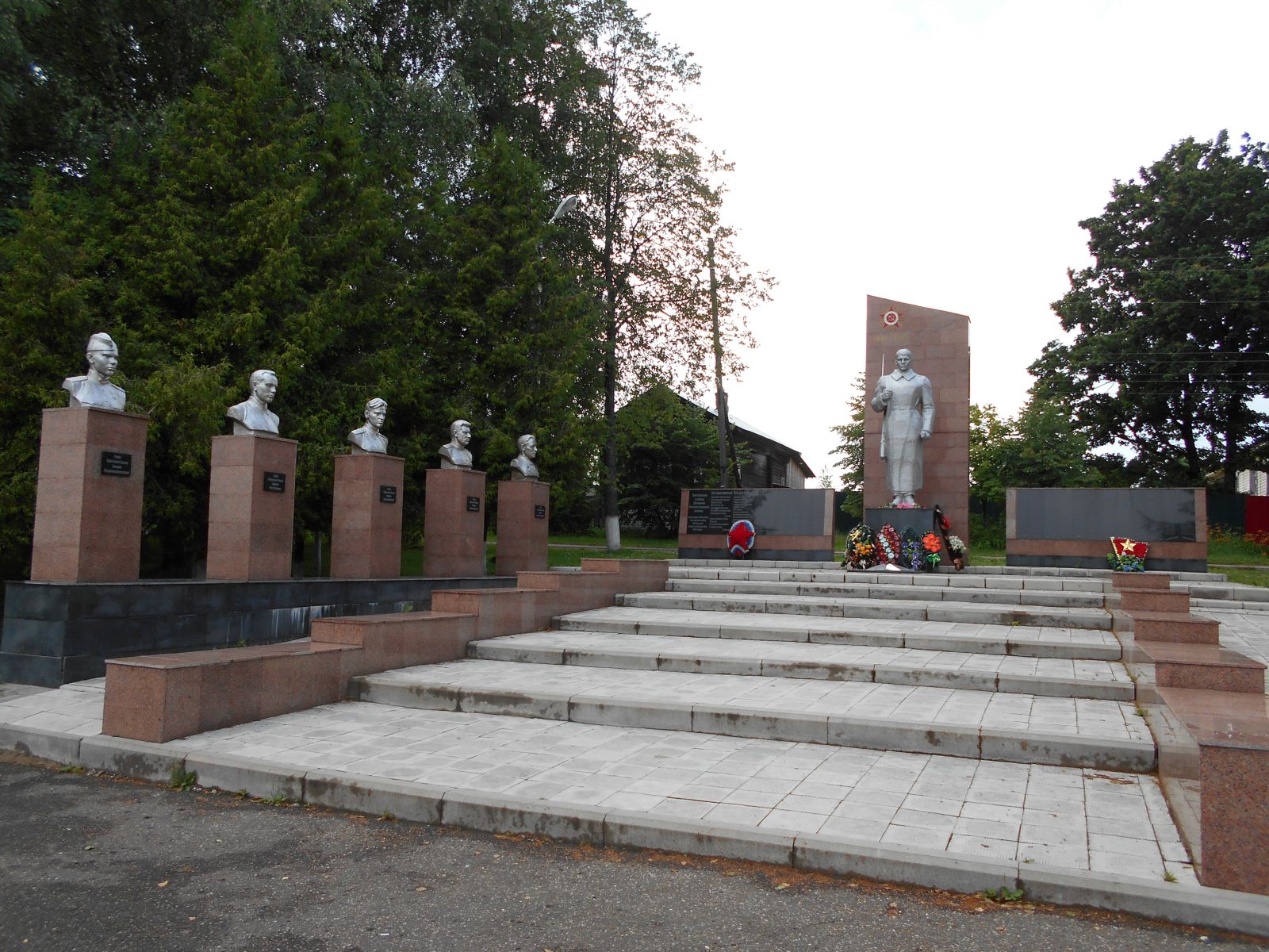Нижегородская область, г. Ветлуга, набережная реки Ветлуги. Мемориал, посвященный ветлужанам, погибшим в годы Великой Отечественной войны, и Героям Советского Союза и полным кавалерам ордена Славы