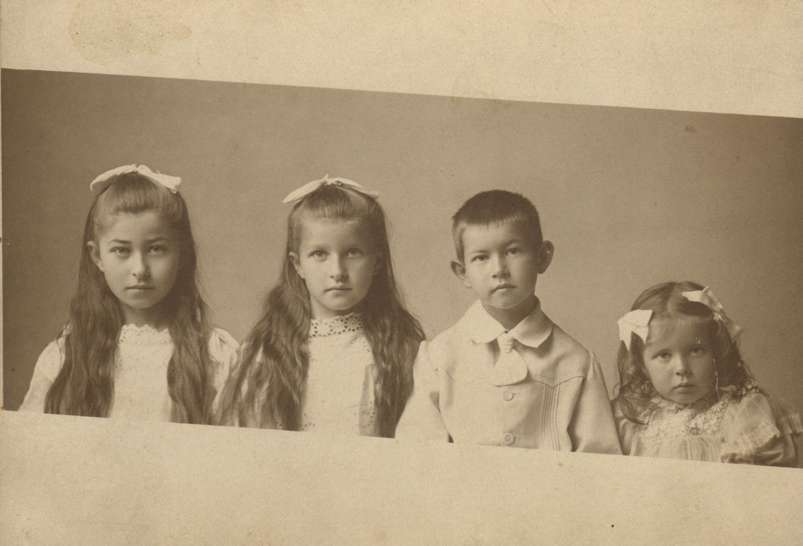Дети Бириных. Слева направо: Наташа, Таня, Коля, Маргоша. 1907 г.