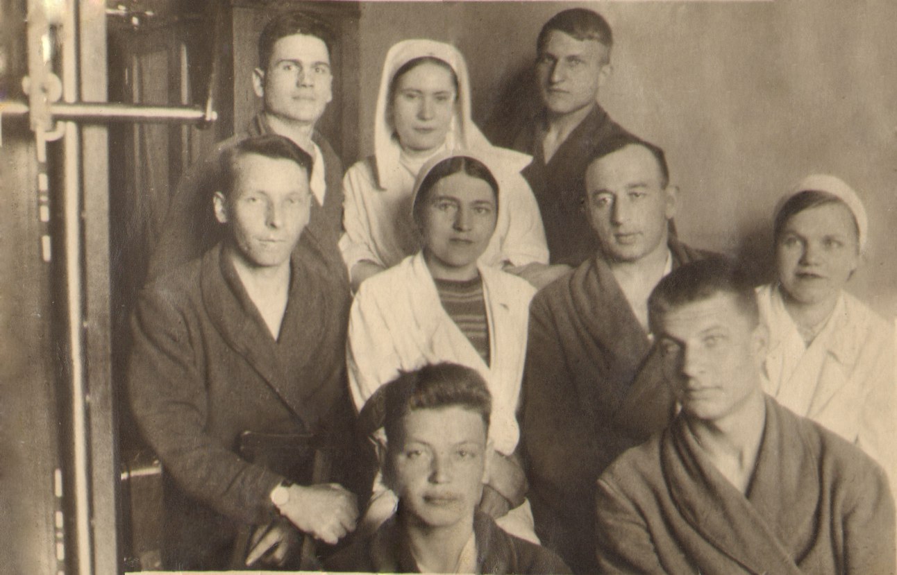 1943 г. В госпитале среди раненых. В центре - Т.А. Королева