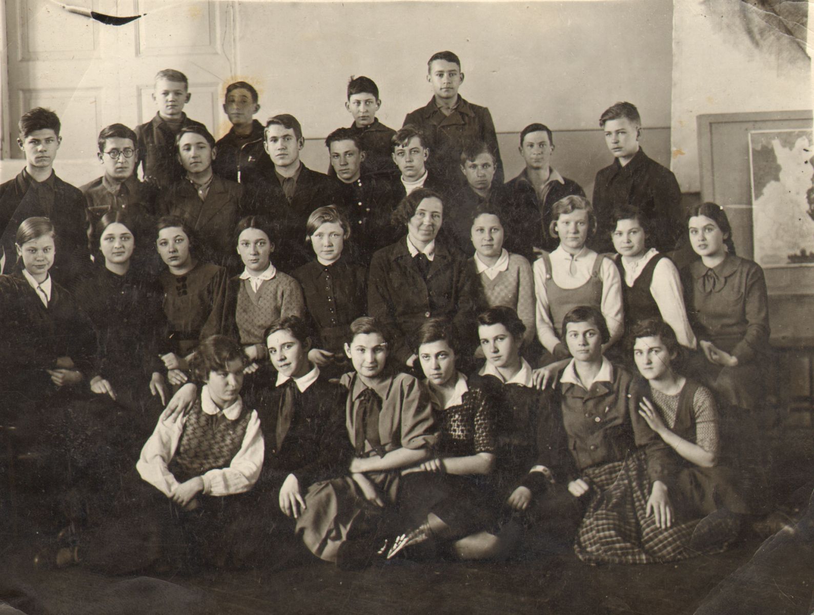 Школа №8. 9 класс. 1940 г. В. Союзов - третий слева в третьем ряду