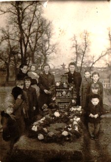 Семьи сотрудников госбезопасности, погибших при исполнении служебного долга, на могиле П.Виноградова. Западная Украина, 1947 г.