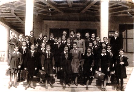 В классе только девочки: женская школа №19 Автозаводского р-на. 1952 г.