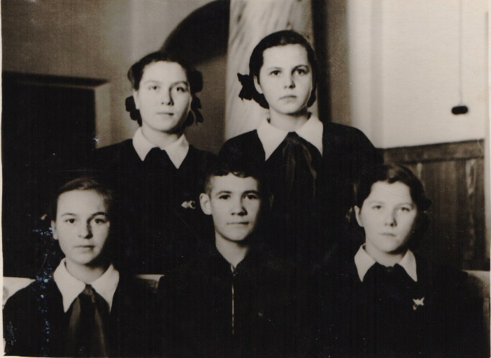 С. Виноградова – слева в верхнем ряду.